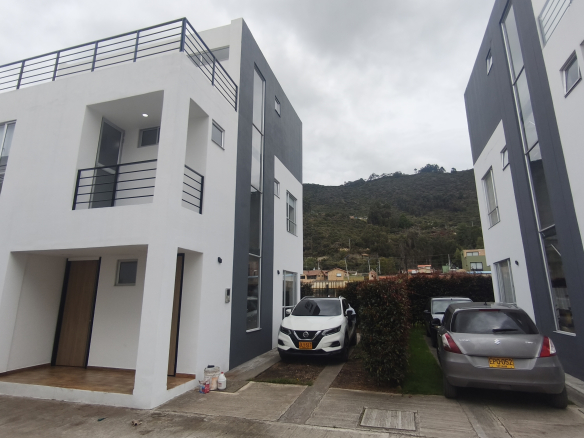 Casa en Venta en Cota La Moya | 150m² – 4 Habs + Estudio + Jardín