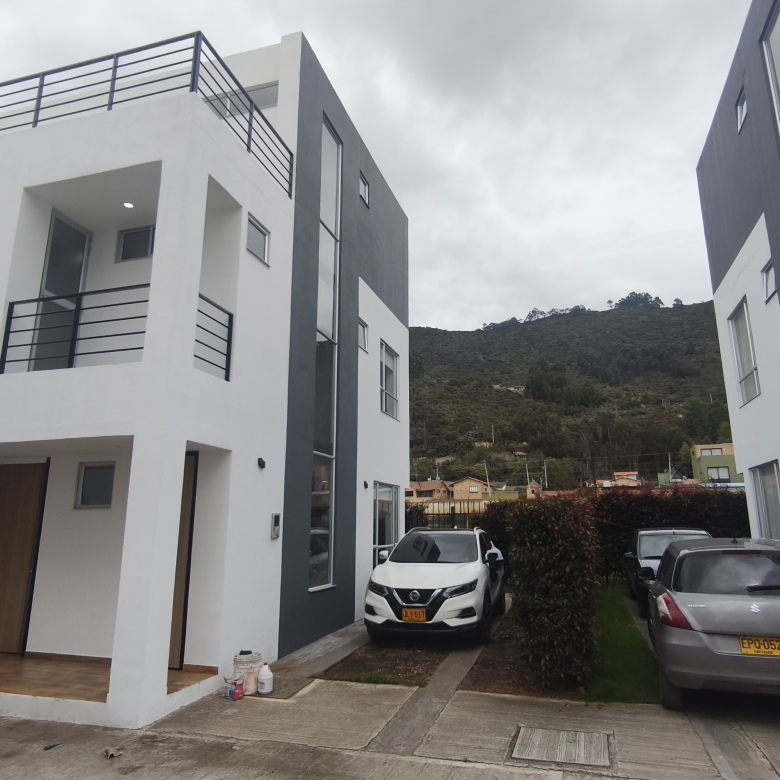 Casa en Venta en Cota La Moya | 150m² – 4 Habs + Estudio + Jardín