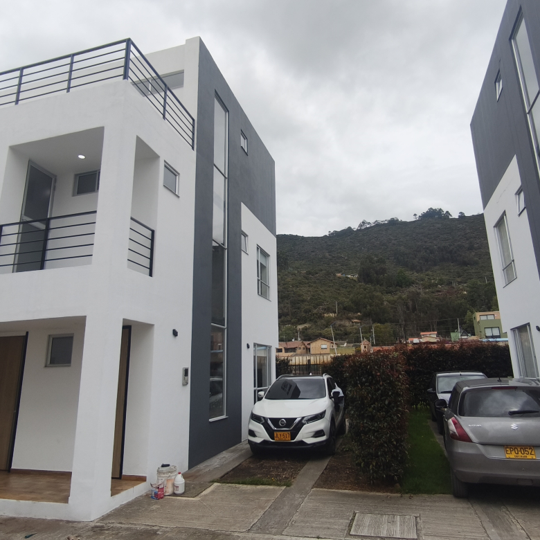 Casa en Venta en Cota La Moya | 150m² – 4 Habs + Estudio + Jardín