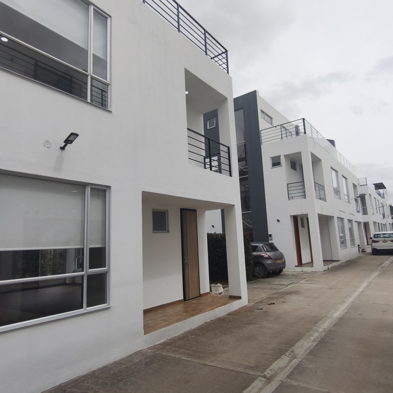 Casa en Venta en Cota La Moya | 150m² – 4 Habs + Estudio + Jardín