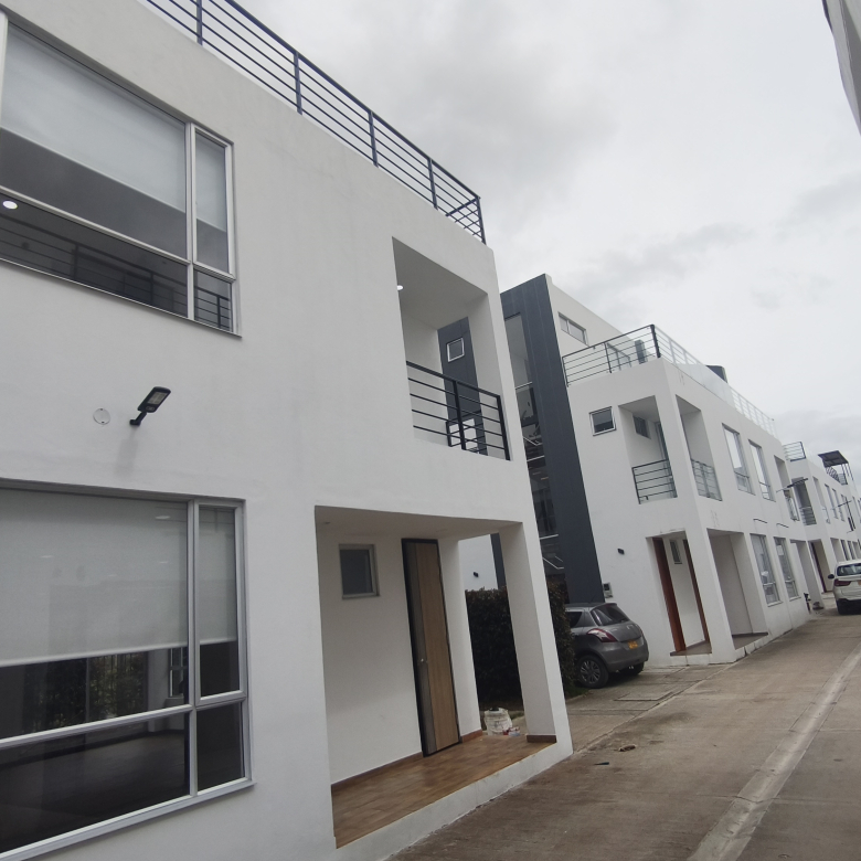 Casa en Venta en Cota La Moya | 150m² – 4 Habs + Estudio + Jardín