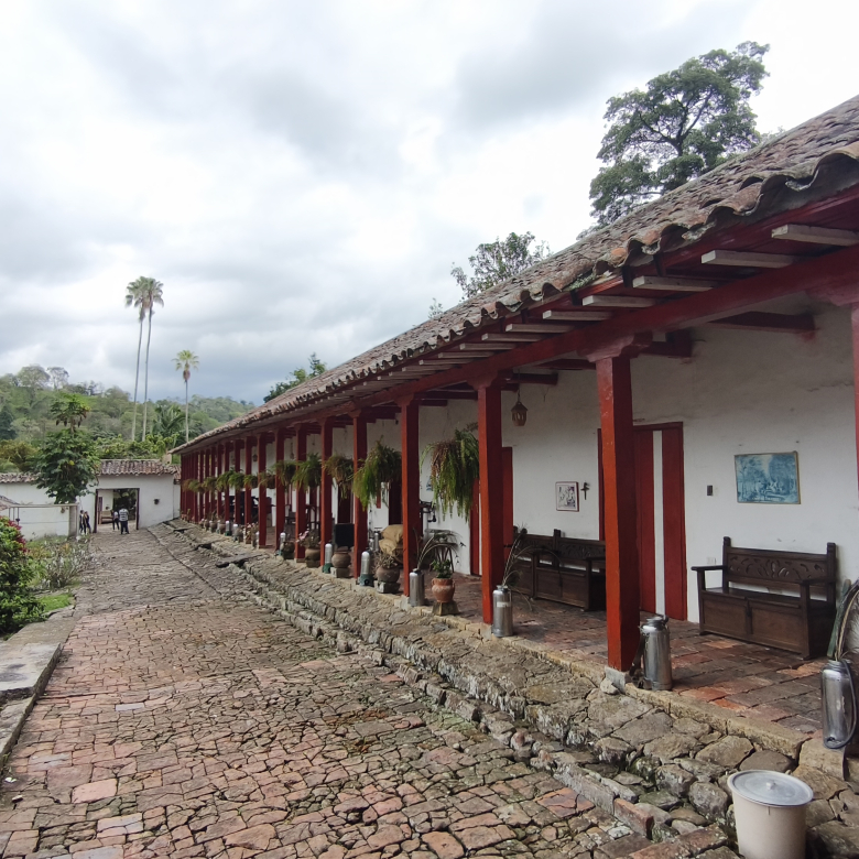 Venta de la emblemática Hacienda Las Mesitas de Santa Inés en Cachipay (160 Ha). Casona colonial, lago y alto potencial ecoturístico e inmobiliario.