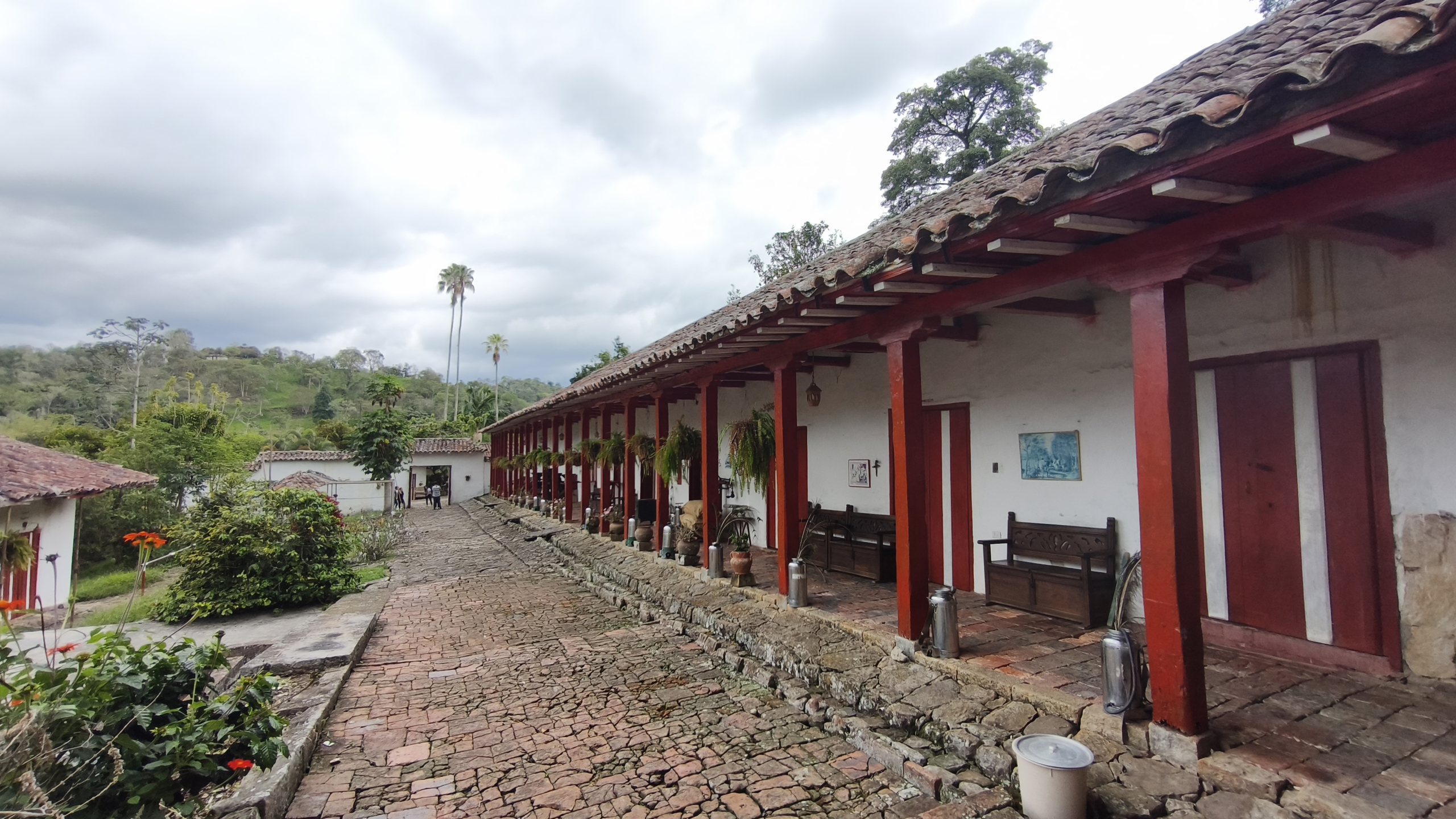 Venta de la emblemática Hacienda Las Mesitas de Santa Inés en Cachipay (160 Ha). Casona colonial, lago y alto potencial ecoturístico e inmobiliario.