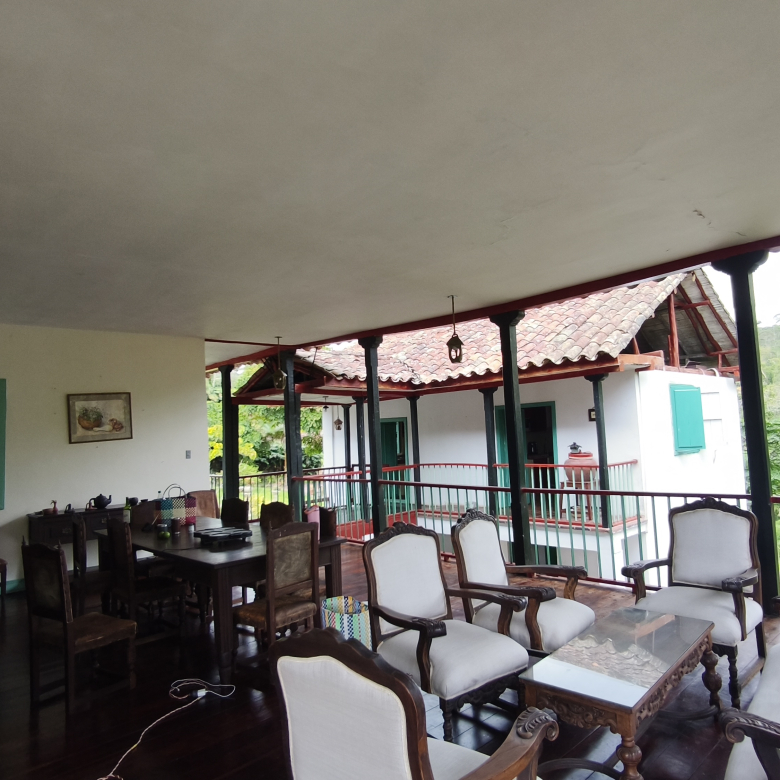 Venta de la emblemática Hacienda Las Mesitas de Santa Inés en Cachipay (160 Ha). Casona colonial, lago y alto potencial ecoturístico e inmobiliario.
