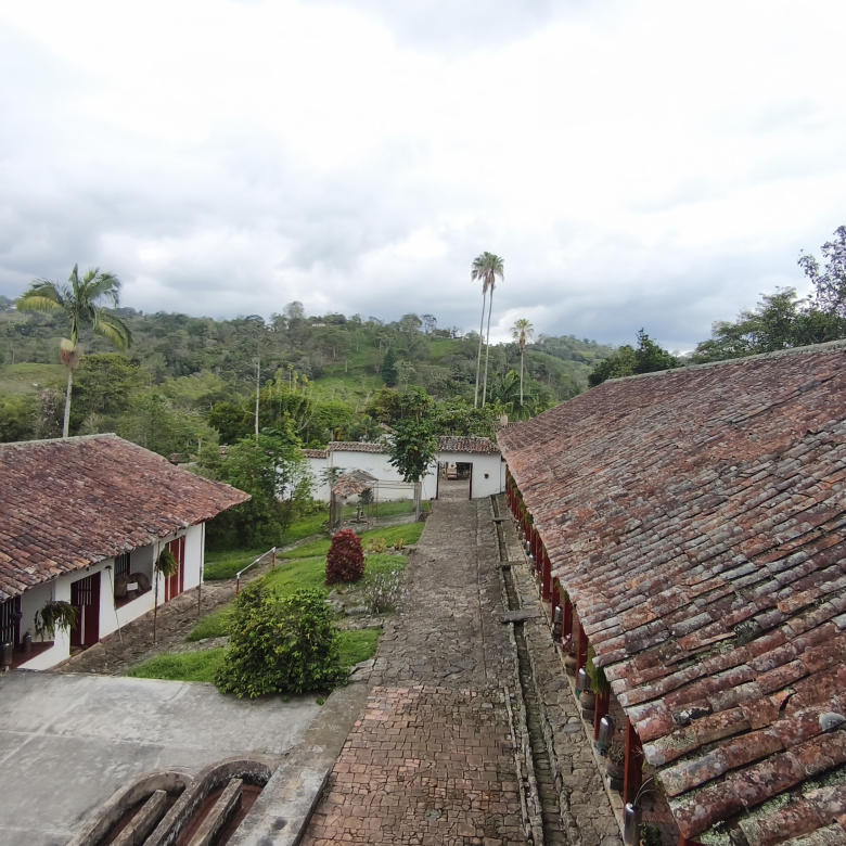 Venta de la emblemática Hacienda Las Mesitas de Santa Inés en Cachipay (160 Ha). Casona colonial, lago y alto potencial ecoturístico e inmobiliario.