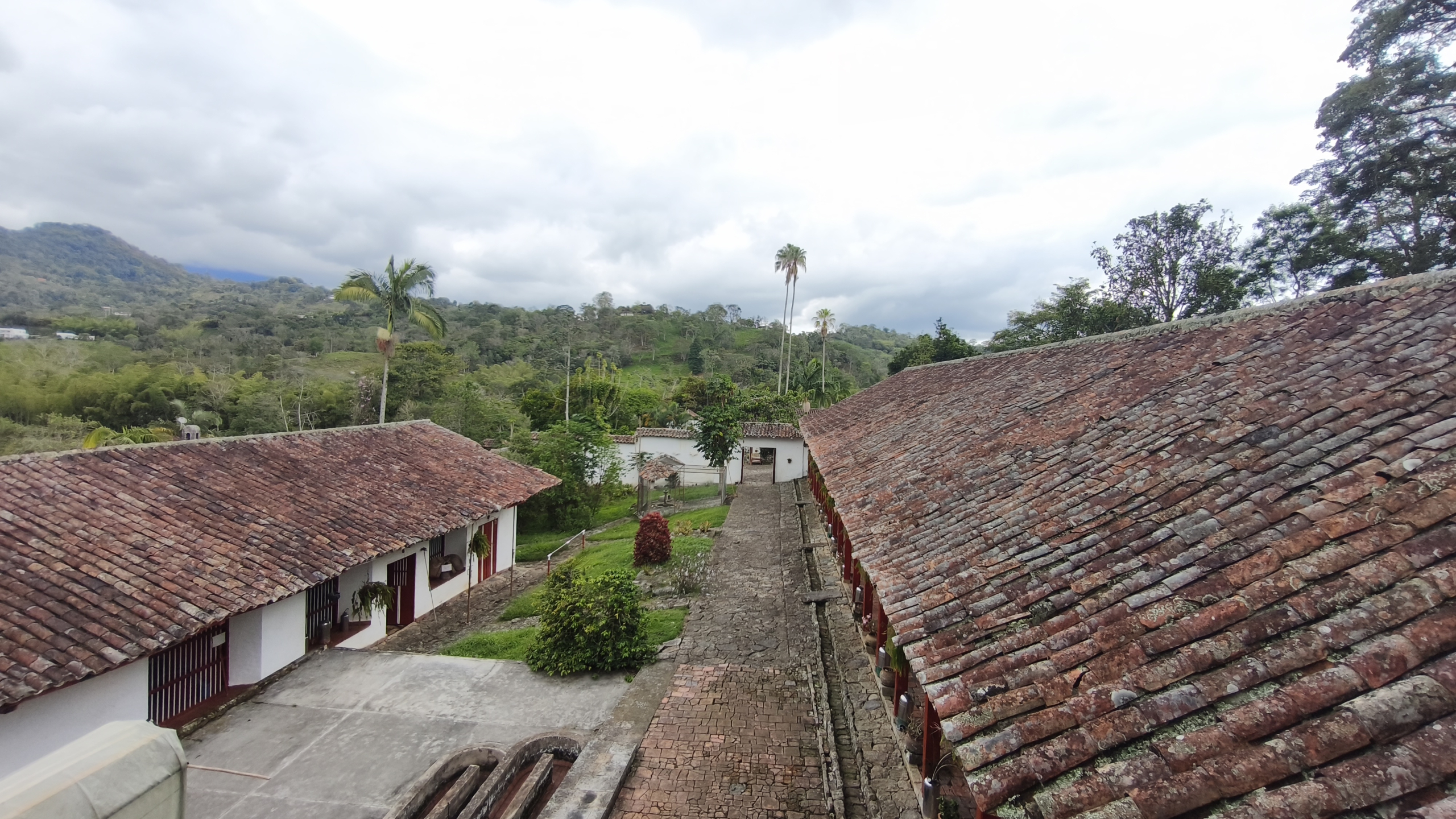 Venta de la emblemática Hacienda Las Mesitas de Santa Inés en Cachipay (160 Ha). Casona colonial, lago y alto potencial ecoturístico e inmobiliario.