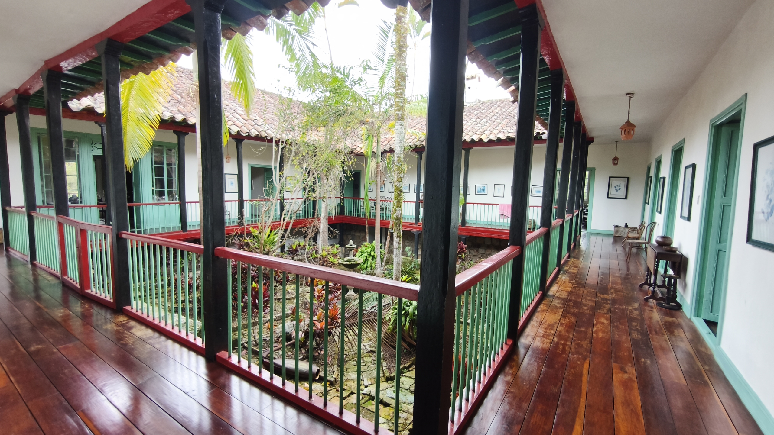Venta de la emblemática Hacienda Las Mesitas de Santa Inés en Cachipay (160 Ha). Casona colonial, lago y alto potencial ecoturístico e inmobiliario.