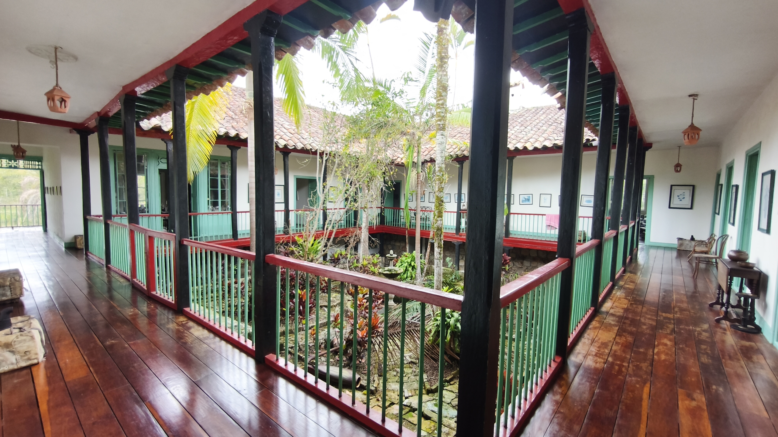 Venta de la emblemática Hacienda Las Mesitas de Santa Inés en Cachipay (160 Ha). Casona colonial, lago y alto potencial ecoturístico e inmobiliario.