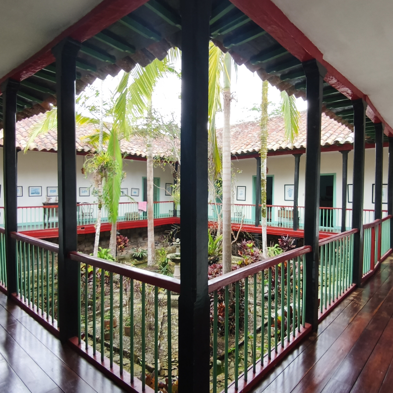 Venta de la emblemática Hacienda Las Mesitas de Santa Inés en Cachipay (160 Ha). Casona colonial, lago y alto potencial ecoturístico e inmobiliario.