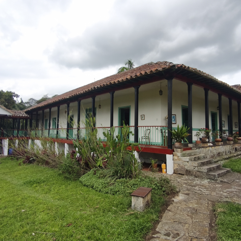 Venta de la emblemática Hacienda Las Mesitas de Santa Inés en Cachipay (160 Ha). Casona colonial, lago y alto potencial ecoturístico e inmobiliario.