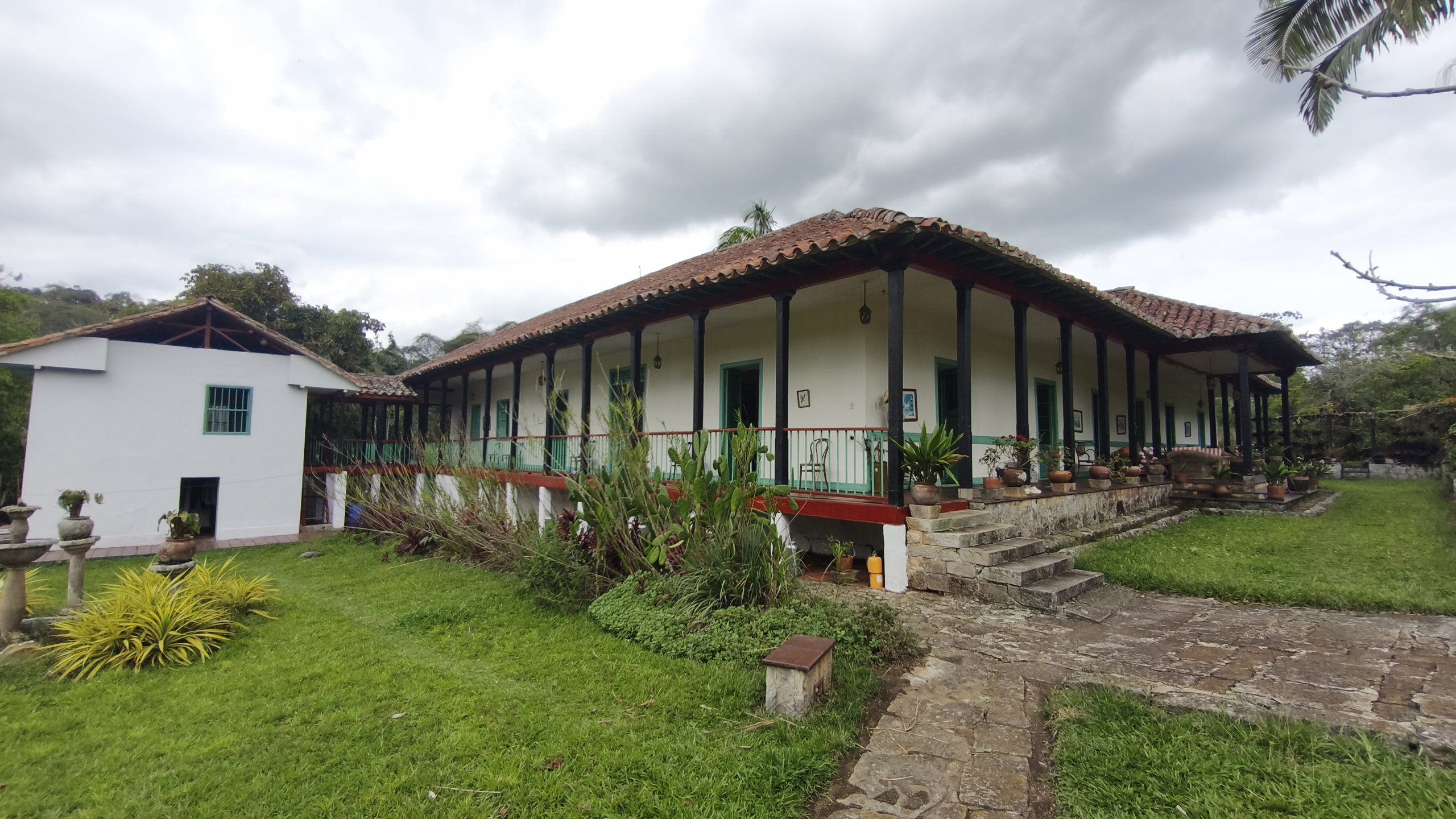 Venta de la emblemática Hacienda Las Mesitas de Santa Inés en Cachipay (160 Ha). Casona colonial, lago y alto potencial ecoturístico e inmobiliario.