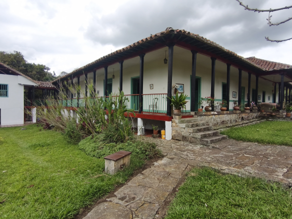 Venta de la emblemática Hacienda Las Mesitas de Santa Inés en Cachipay (160 Ha). Casona colonial, lago y alto potencial ecoturístico e inmobiliario.