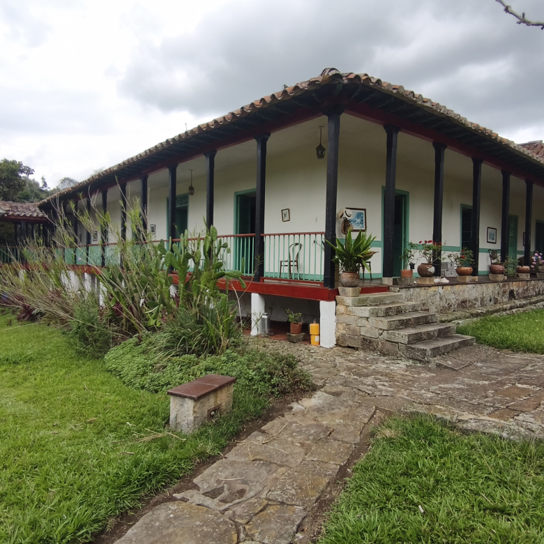 Venta de la emblemática Hacienda Las Mesitas de Santa Inés en Cachipay (160 Ha). Casona colonial, lago y alto potencial ecoturístico e inmobiliario.