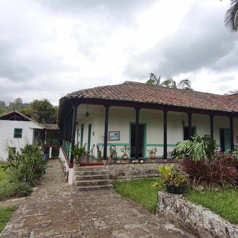 Venta de la emblemática Hacienda Las Mesitas de Santa Inés en Cachipay (160 Ha). Casona colonial, lago y alto potencial ecoturístico e inmobiliario.