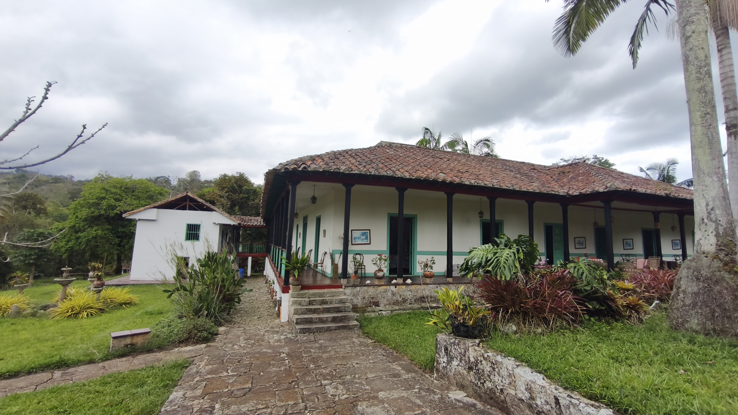 Venta de la emblemática Hacienda Las Mesitas de Santa Inés en Cachipay (160 Ha). Casona colonial, lago y alto potencial ecoturístico e inmobiliario.