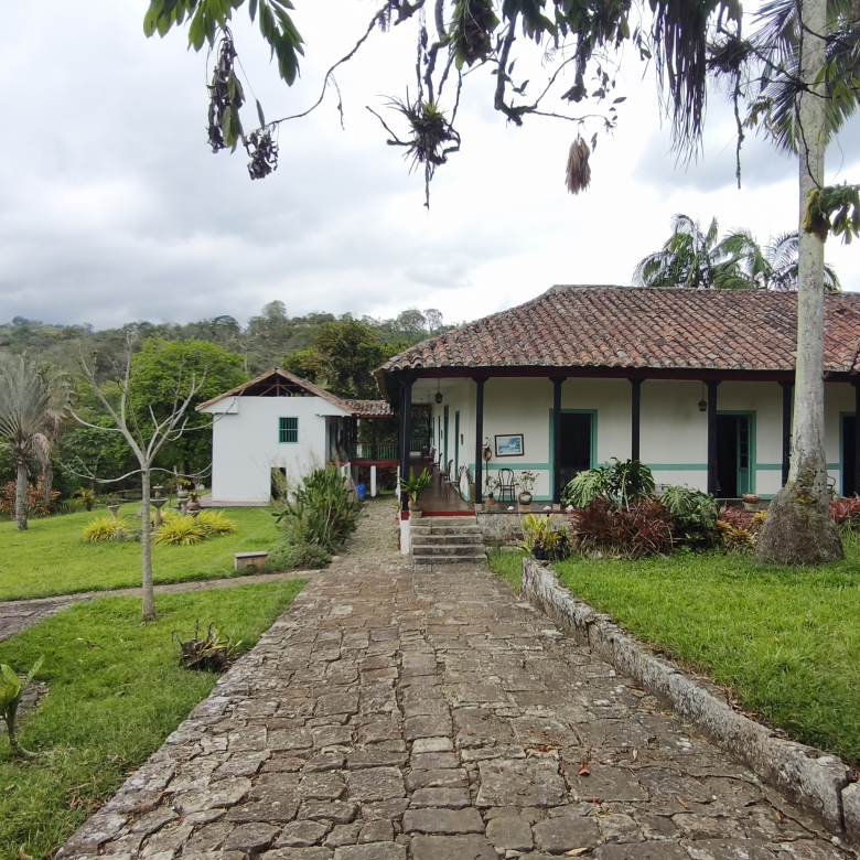 Venta de la emblemática Hacienda Las Mesitas de Santa Inés en Cachipay (160 Ha). Casona colonial, lago y alto potencial ecoturístico e inmobiliario.