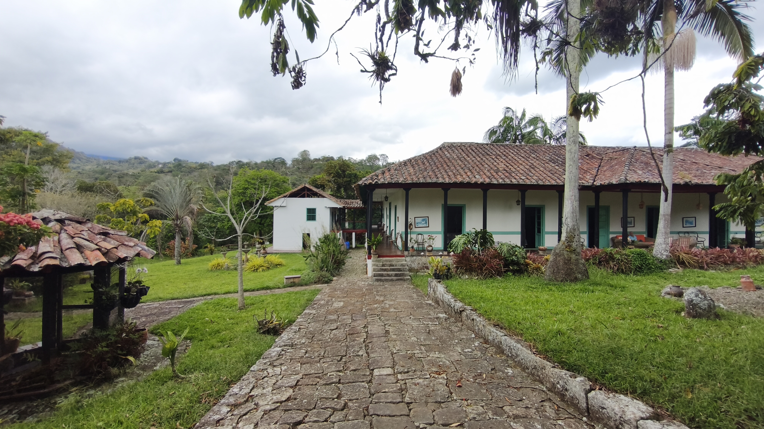 Venta de la emblemática Hacienda Las Mesitas de Santa Inés en Cachipay (160 Ha). Casona colonial, lago y alto potencial ecoturístico e inmobiliario.