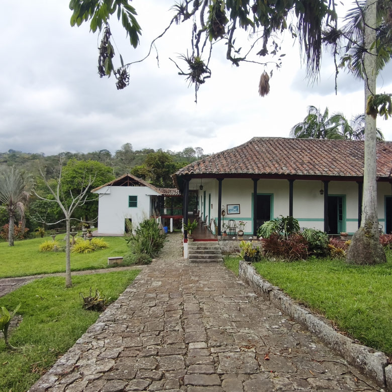 Venta de la emblemática Hacienda Las Mesitas de Santa Inés en Cachipay (160 Ha). Casona colonial, lago y alto potencial ecoturístico e inmobiliario.
