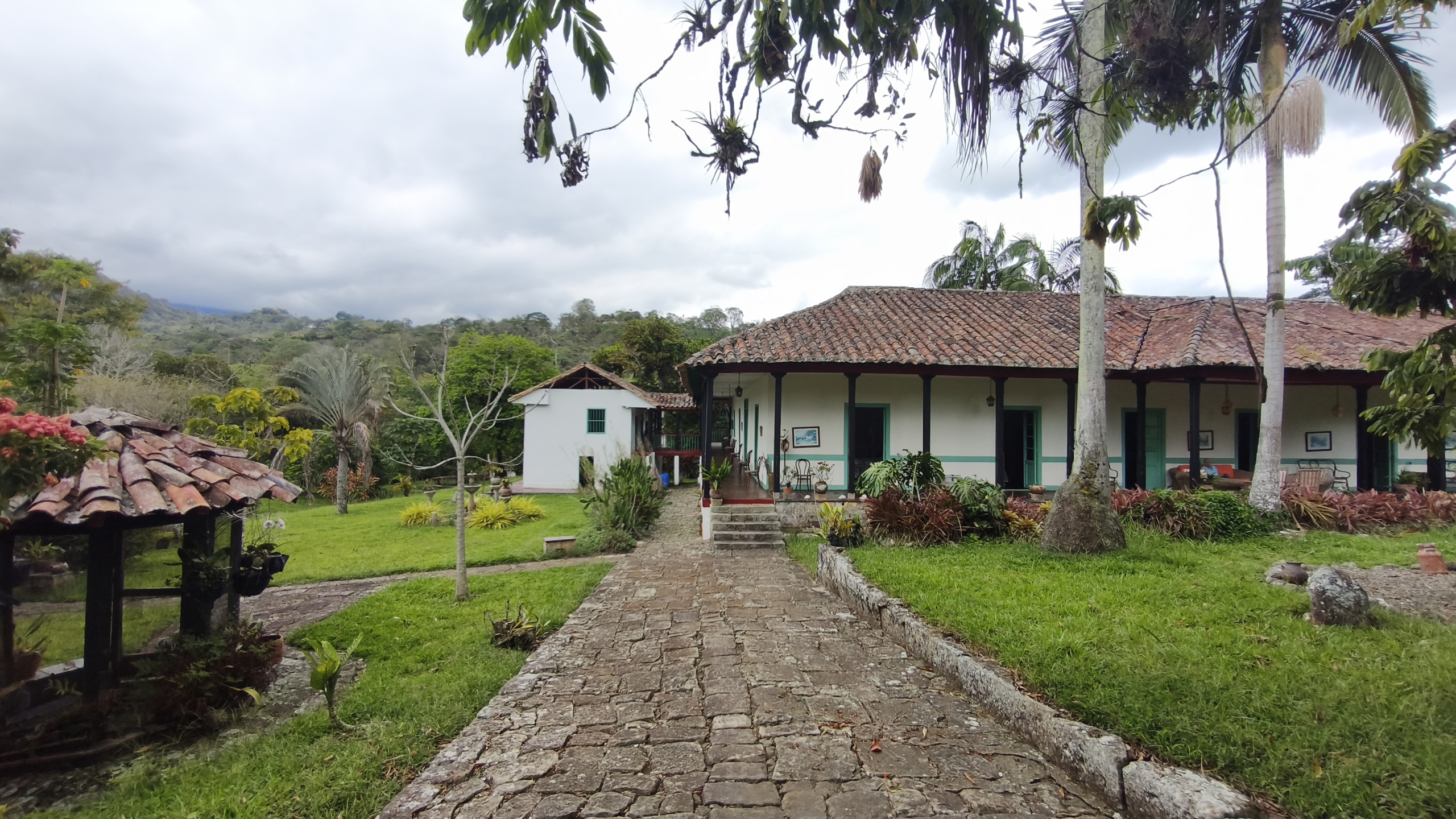 Venta de la emblemática Hacienda Las Mesitas de Santa Inés en Cachipay (160 Ha). Casona colonial, lago y alto potencial ecoturístico e inmobiliario.