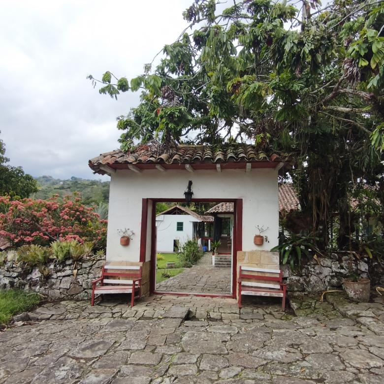 Venta de la emblemática Hacienda Las Mesitas de Santa Inés en Cachipay (160 Ha). Casona colonial, lago y alto potencial ecoturístico e inmobiliario.