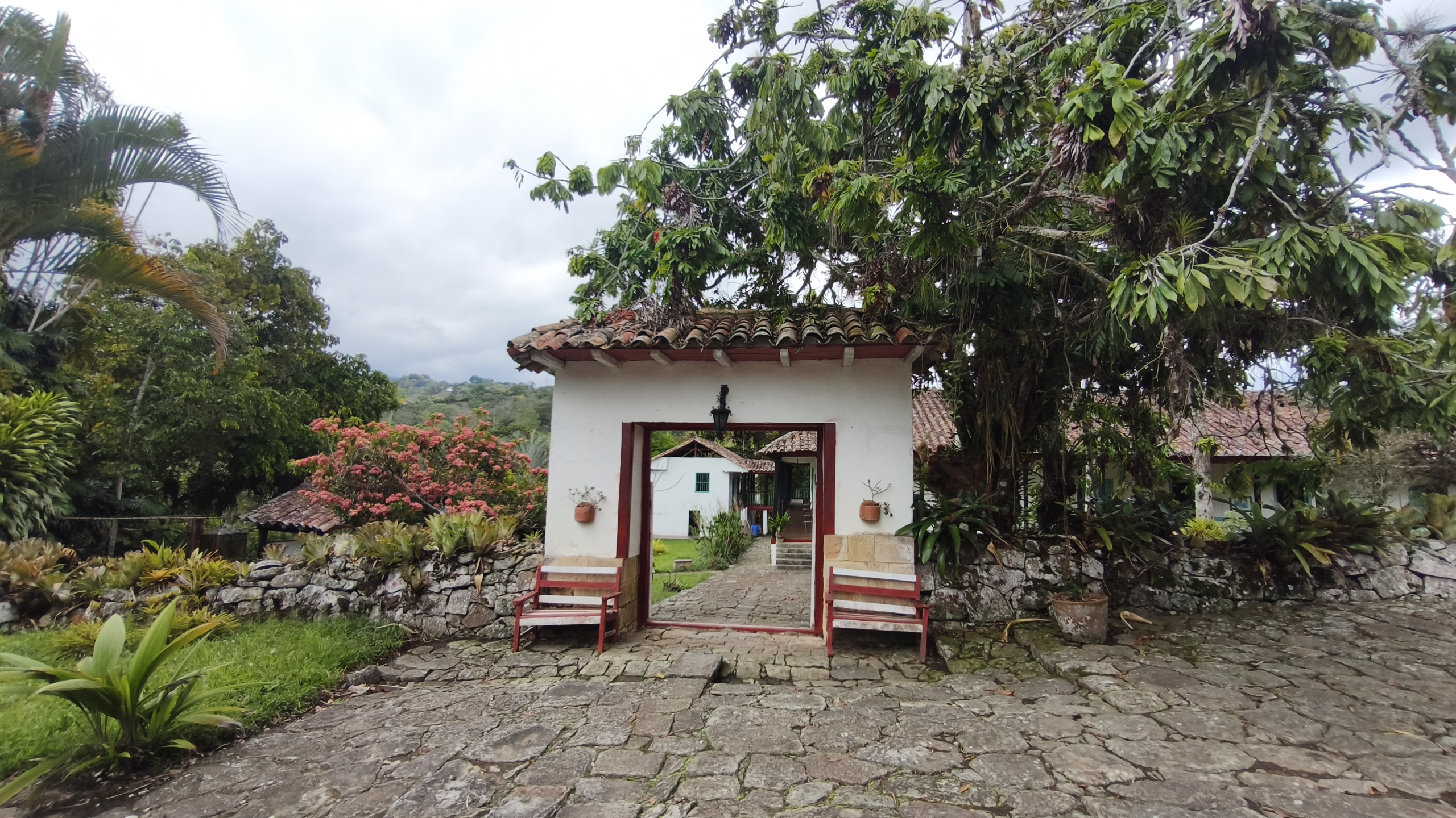 Venta de la emblemática Hacienda Las Mesitas de Santa Inés en Cachipay (160 Ha). Casona colonial, lago y alto potencial ecoturístico e inmobiliario.