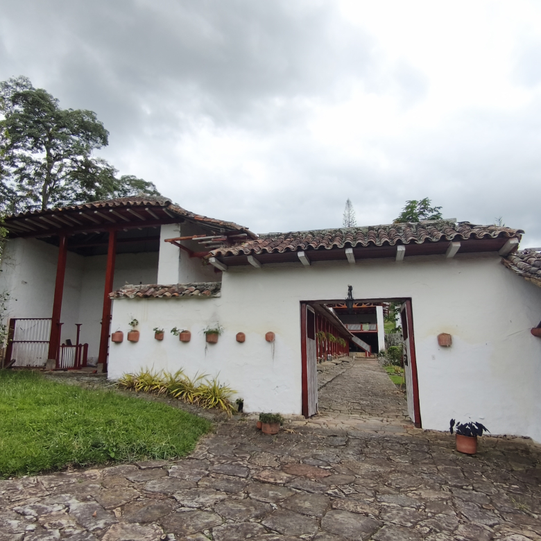 Venta de la emblemática Hacienda Las Mesitas de Santa Inés en Cachipay (160 Ha). Casona colonial, lago y alto potencial ecoturístico e inmobiliario.