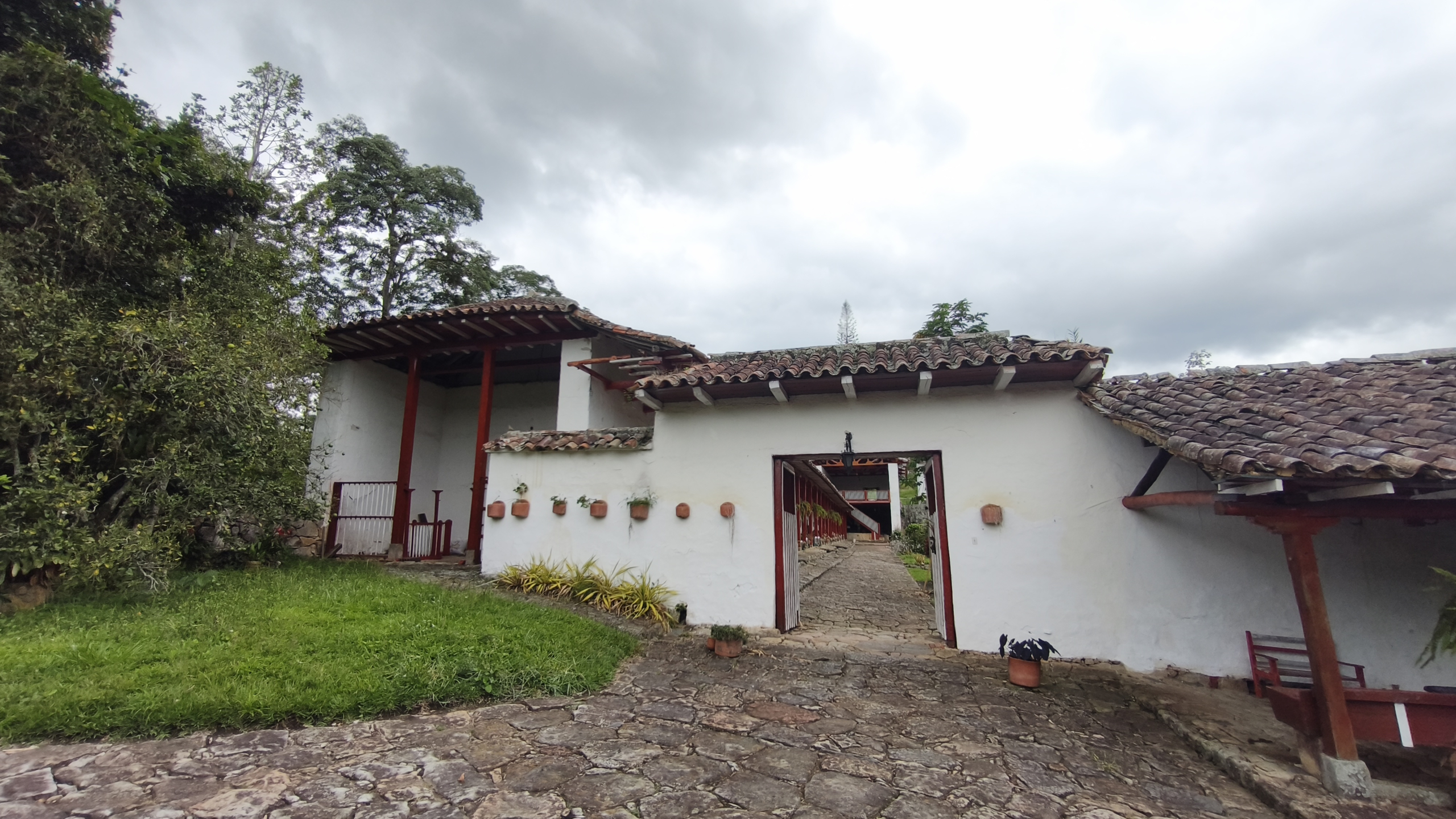 Venta de la emblemática Hacienda Las Mesitas de Santa Inés en Cachipay (160 Ha). Casona colonial, lago y alto potencial ecoturístico e inmobiliario.