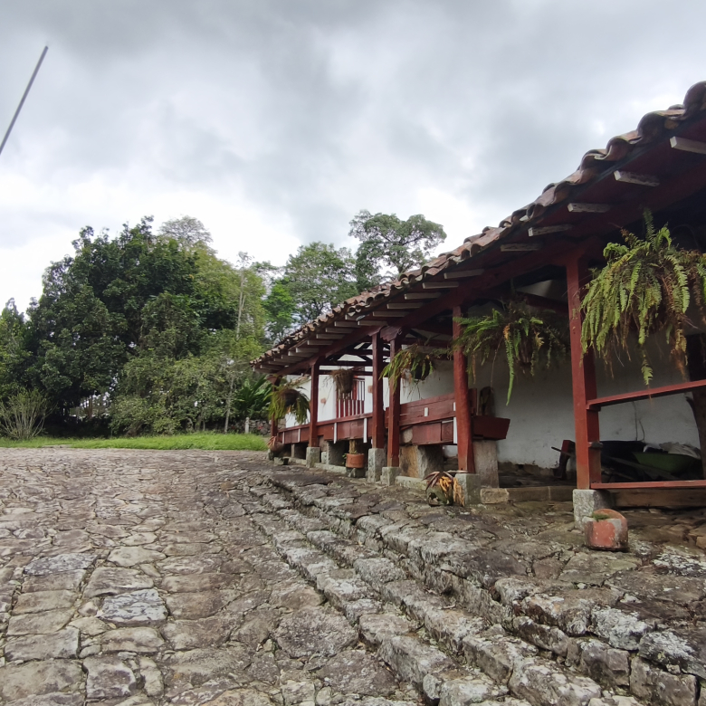 Venta de la emblemática Hacienda Las Mesitas de Santa Inés en Cachipay (160 Ha). Casona colonial, lago y alto potencial ecoturístico e inmobiliario.