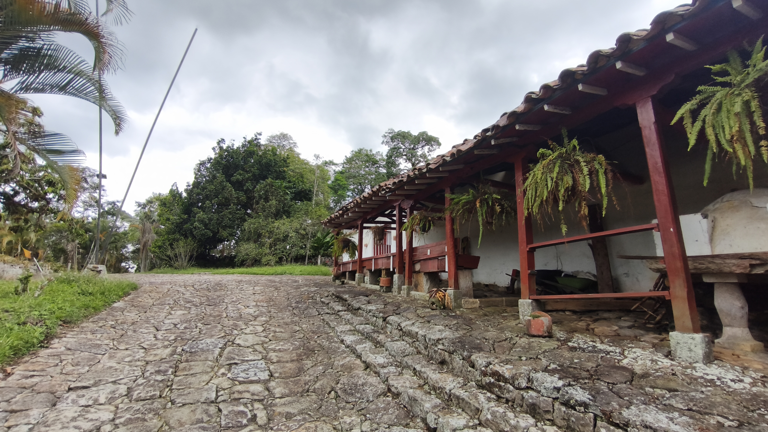 Venta de la emblemática Hacienda Las Mesitas de Santa Inés en Cachipay (160 Ha). Casona colonial, lago y alto potencial ecoturístico e inmobiliario.