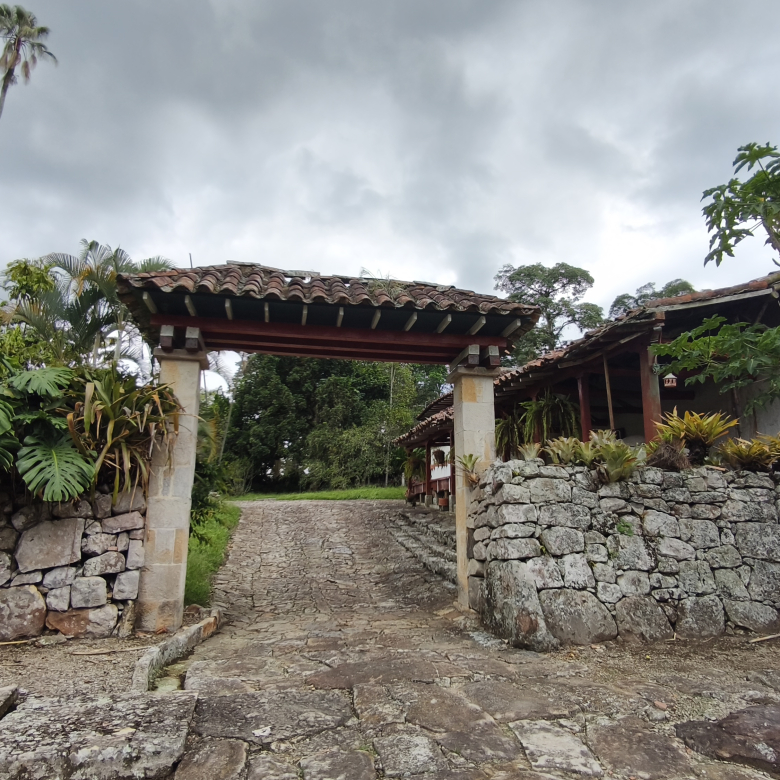 Venta de la emblemática Hacienda Las Mesitas de Santa Inés en Cachipay (160 Ha). Casona colonial, lago y alto potencial ecoturístico e inmobiliario.