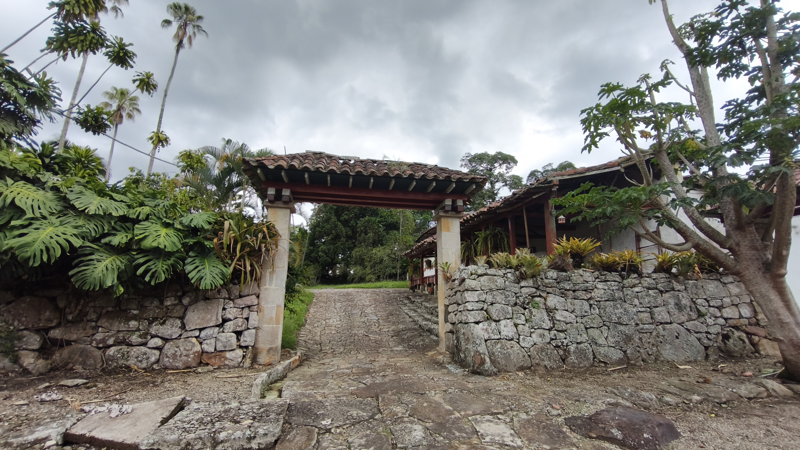 Venta de la emblemática Hacienda Las Mesitas de Santa Inés en Cachipay (160 Ha). Casona colonial, lago y alto potencial ecoturístico e inmobiliario.
