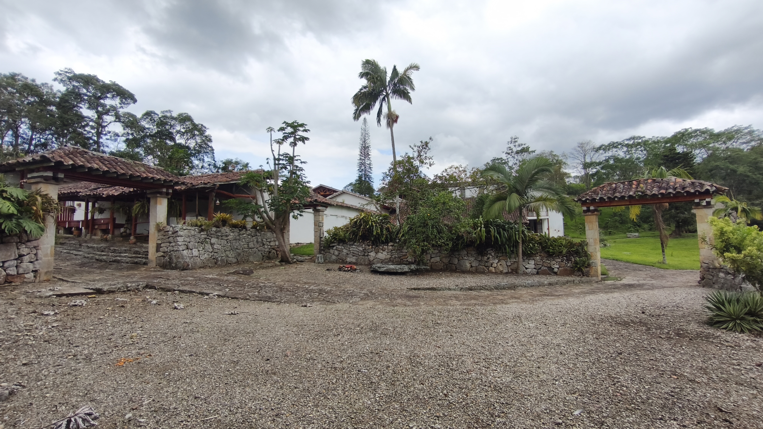 Venta de la emblemática Hacienda Las Mesitas de Santa Inés en Cachipay (160 Ha). Casona colonial, lago y alto potencial ecoturístico e inmobiliario.