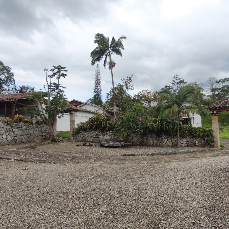 Venta de la emblemática Hacienda Las Mesitas de Santa Inés en Cachipay (160 Ha). Casona colonial, lago y alto potencial ecoturístico e inmobiliario.