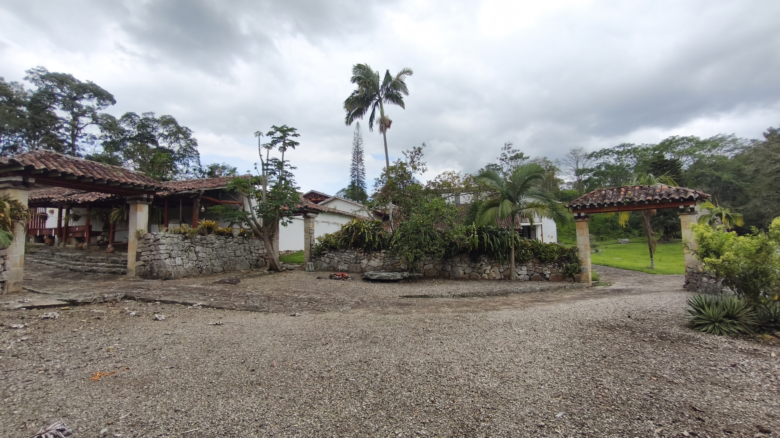 Venta de la emblemática Hacienda Las Mesitas de Santa Inés en Cachipay (160 Ha). Casona colonial, lago y alto potencial ecoturístico e inmobiliario.