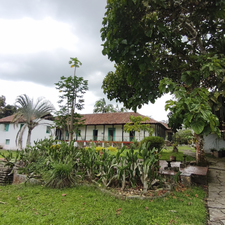 Venta de la emblemática Hacienda Las Mesitas de Santa Inés en Cachipay (160 Ha). Casona colonial, lago y alto potencial ecoturístico e inmobiliario.