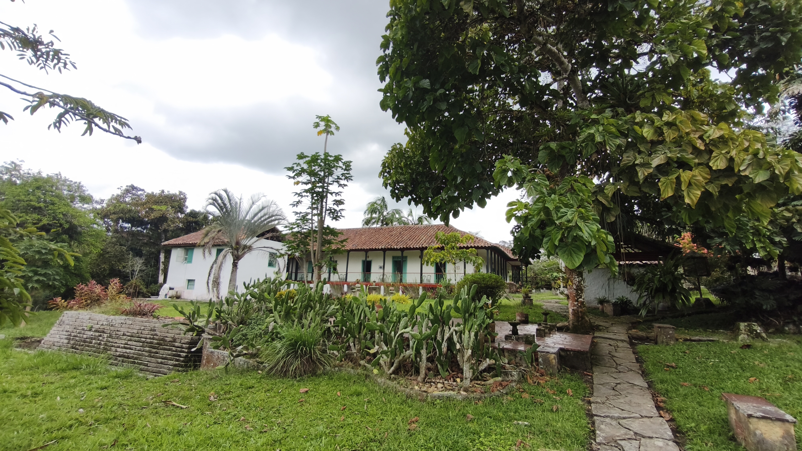 Venta de la emblemática Hacienda Las Mesitas de Santa Inés en Cachipay (160 Ha). Casona colonial, lago y alto potencial ecoturístico e inmobiliario.