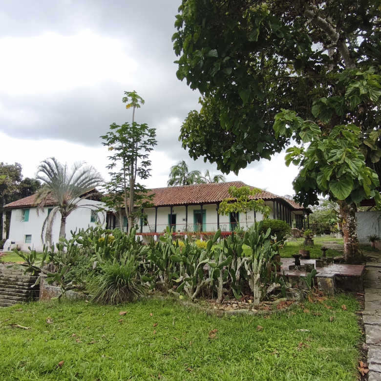 Venta de la emblemática Hacienda Las Mesitas de Santa Inés en Cachipay (160 Ha). Casona colonial, lago y alto potencial ecoturístico e inmobiliario.