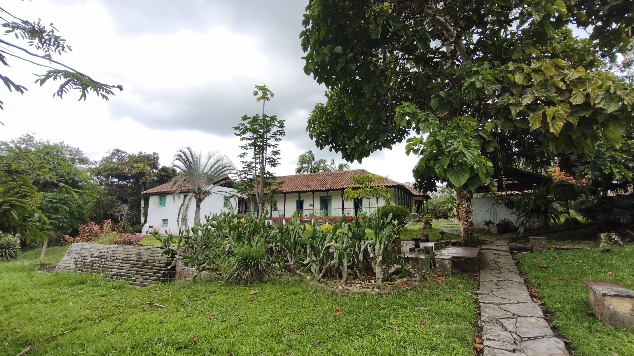 Venta de la emblemática Hacienda Las Mesitas de Santa Inés en Cachipay (160 Ha). Casona colonial, lago y alto potencial ecoturístico e inmobiliario.