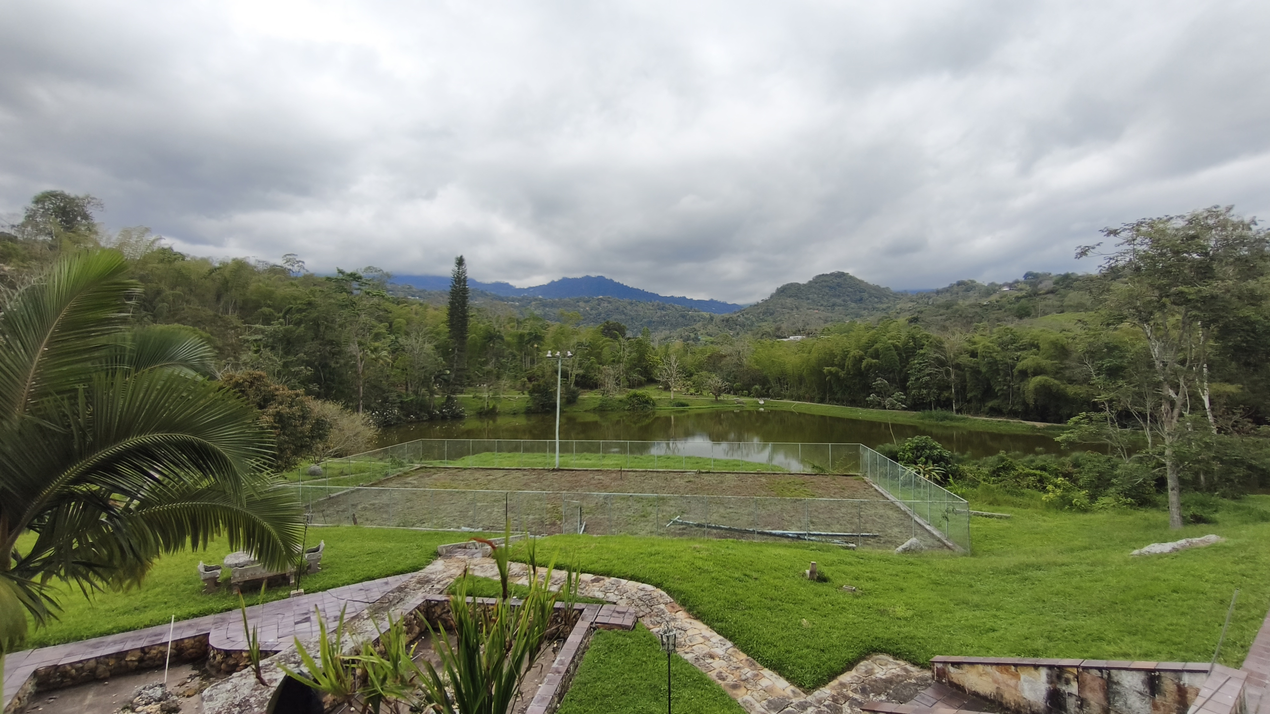 Venta de la emblemática Hacienda Las Mesitas de Santa Inés en Cachipay (160 Ha). Casona colonial, lago y alto potencial ecoturístico e inmobiliario.