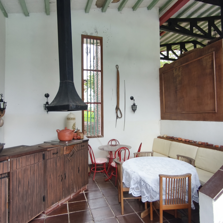 Venta de la emblemática Hacienda Las Mesitas de Santa Inés en Cachipay (160 Ha). Casona colonial, lago y alto potencial ecoturístico e inmobiliario.