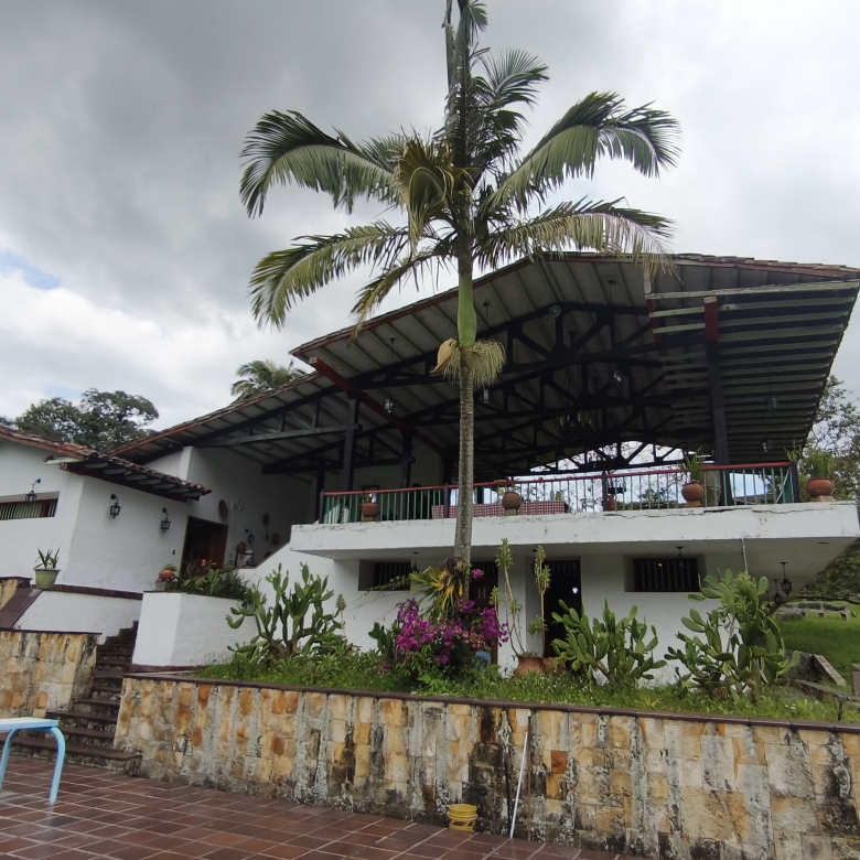Venta de la emblemática Hacienda Las Mesitas de Santa Inés en Cachipay (160 Ha). Casona colonial, lago y alto potencial ecoturístico e inmobiliario.