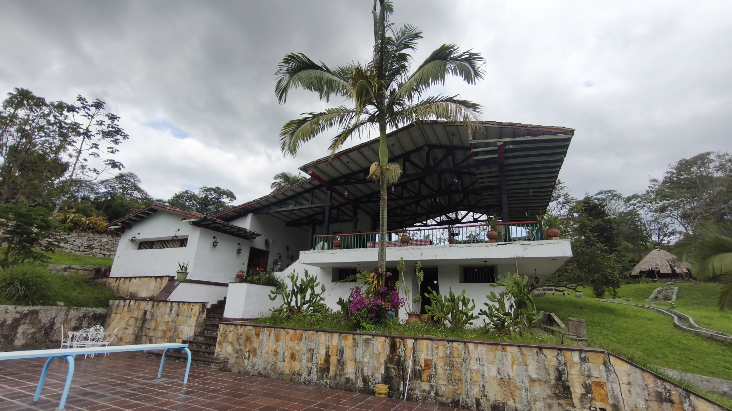 Venta de la emblemática Hacienda Las Mesitas de Santa Inés en Cachipay (160 Ha). Casona colonial, lago y alto potencial ecoturístico e inmobiliario.