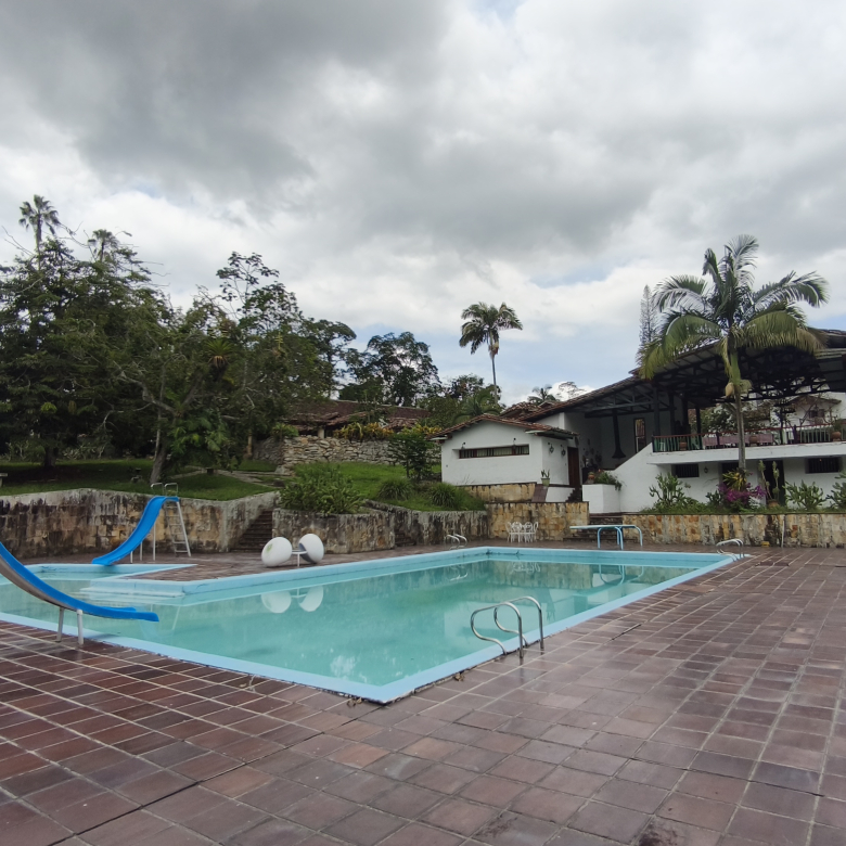 Venta de la emblemática Hacienda Las Mesitas de Santa Inés en Cachipay (160 Ha). Casona colonial, lago y alto potencial ecoturístico e inmobiliario.