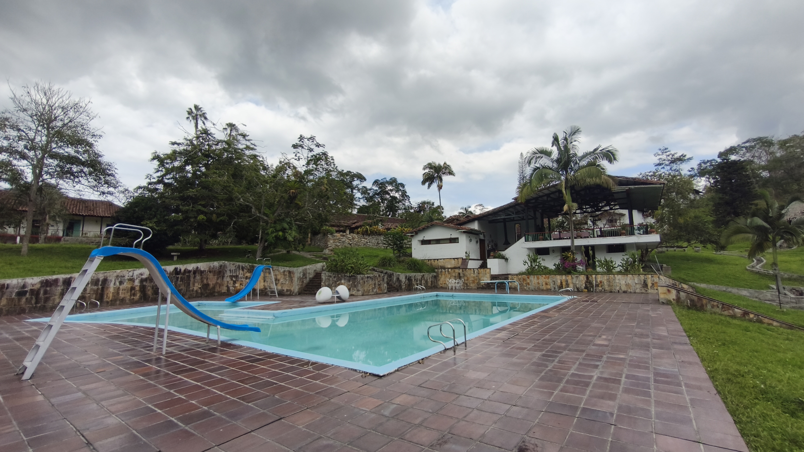 Venta de la emblemática Hacienda Las Mesitas de Santa Inés en Cachipay (160 Ha). Casona colonial, lago y alto potencial ecoturístico e inmobiliario.