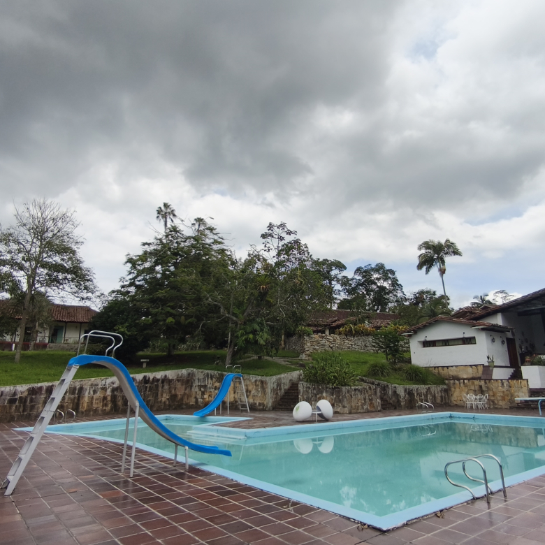 Venta de la emblemática Hacienda Las Mesitas de Santa Inés en Cachipay (160 Ha). Casona colonial, lago y alto potencial ecoturístico e inmobiliario.