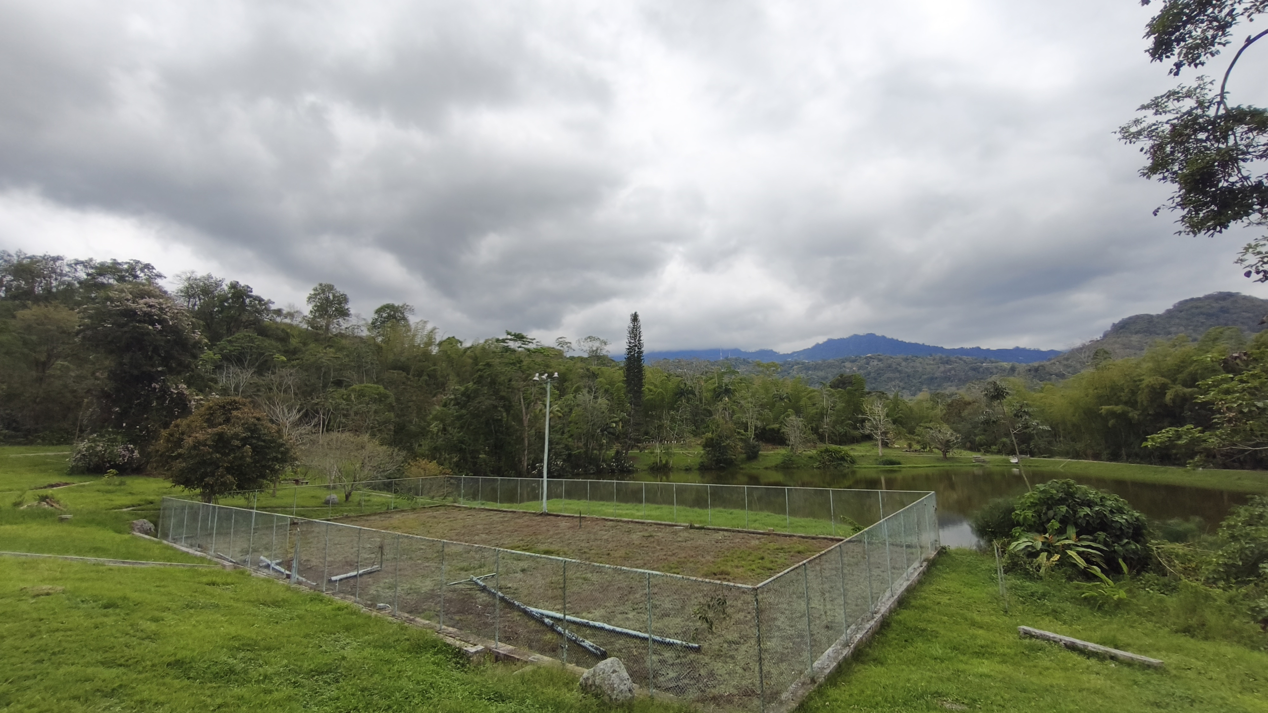 Venta de la emblemática Hacienda Las Mesitas de Santa Inés en Cachipay (160 Ha). Casona colonial, lago y alto potencial ecoturístico e inmobiliario.